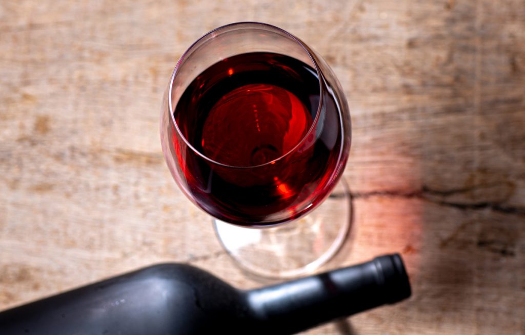 Vino tinto de casa de Tenerife en un Guachinche