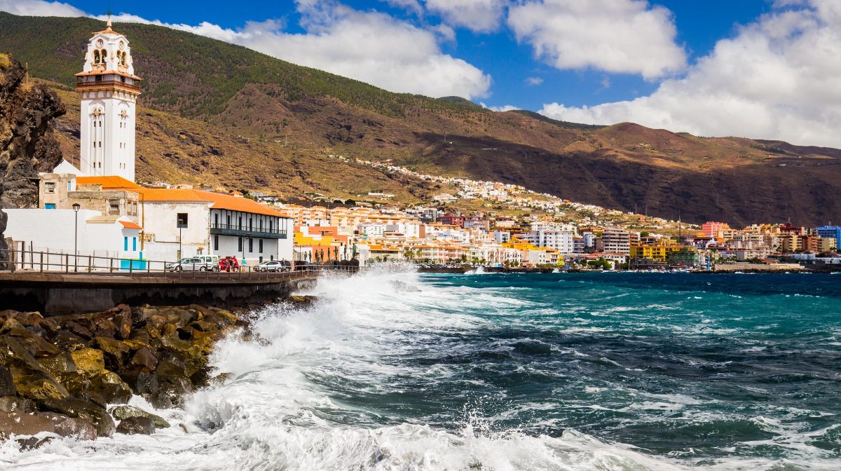 Vista de uno de los pueblos más bonitos de Tenerife: Candelaria Vista de uno de los pueblos más bonitos de Tenerife: Candelaria